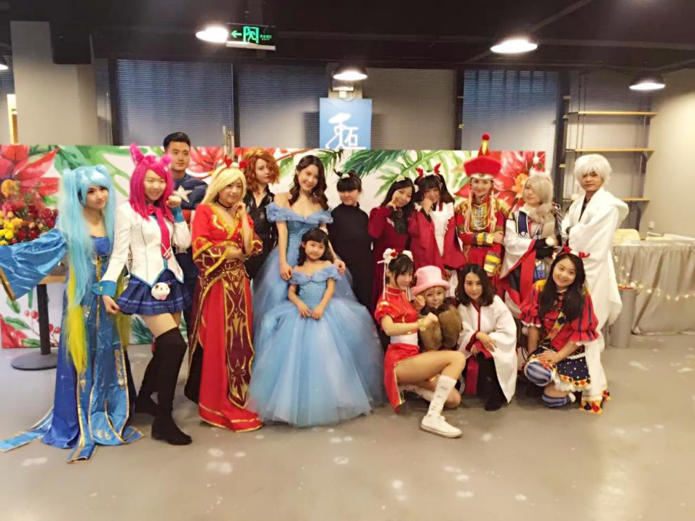 cosplay团队有哪些,cosplay露娜 圣诞夜cosplay秀漫迷装扮姿态万千引爆眼球