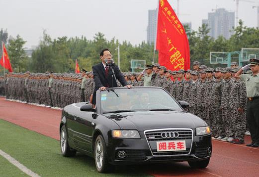 校长坐敞篷车阅兵