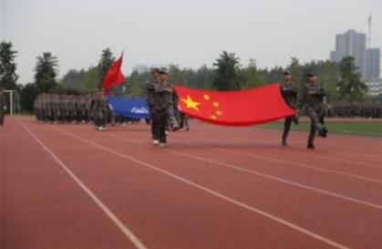 校领导坐豪车阅兵