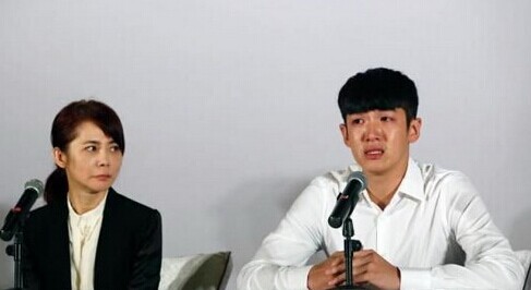 曝柯震东已退学柴智屏憔悴现身柯父餐厅