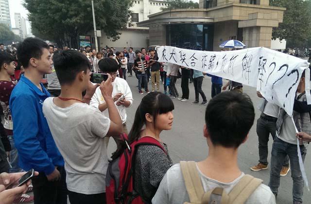 河南农大回应学生家长围堵校门