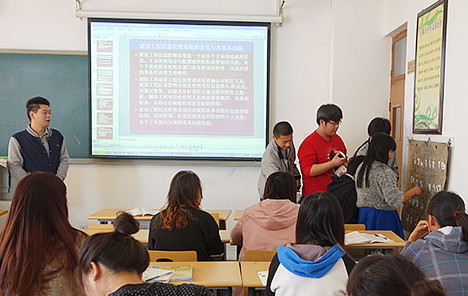 北京农业职业学院，学生们在课前将手机放入“手机保管袋”