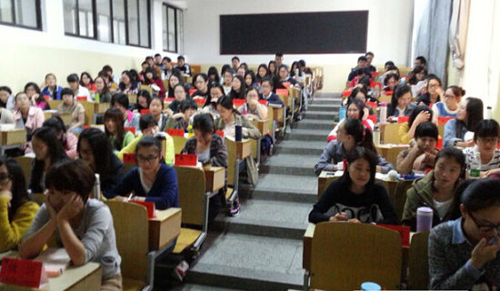 江苏一工学院上课摆席位卡 出勤率爆满 