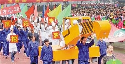 “蓝翔挖掘机”方队来了