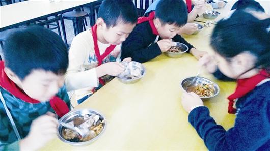 小学生午餐鲜见蔬菜 薯条汉堡上了菜谱