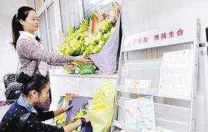 刘文萍老师的亲友、同事、学生纷纷来到医院向她告别
