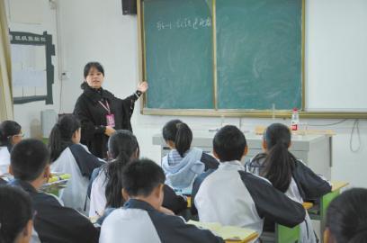 中学物理老师上课“玩魔术”