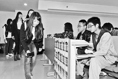 忘课本不忘手机?手机该不该退出大学课堂