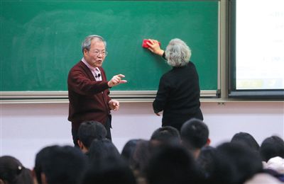 中科院内吴乃虎教授正在讲课