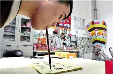 吴建平在自己的创业工作室内练习毛笔字