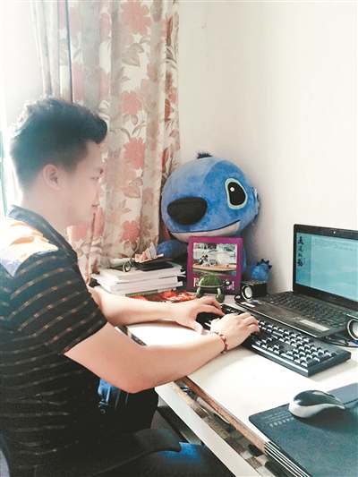 网络写手“风青阳”正在创作