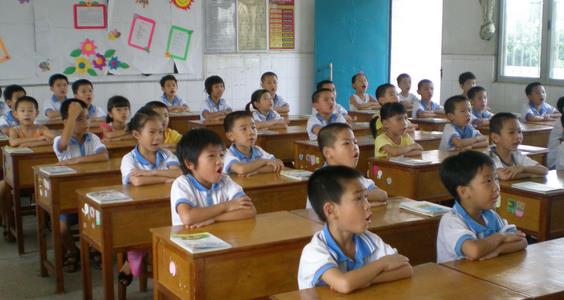 老师率领小学生们“打砸”