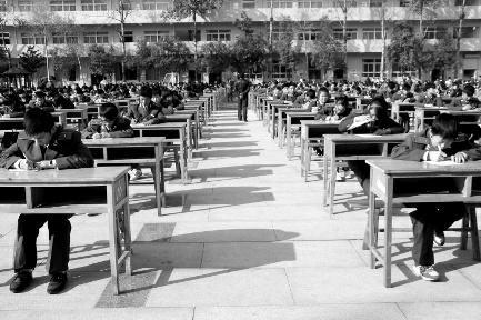 “最霸气考试”：学生室外考试 望远镜监考