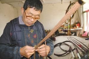李长河在编鞭子