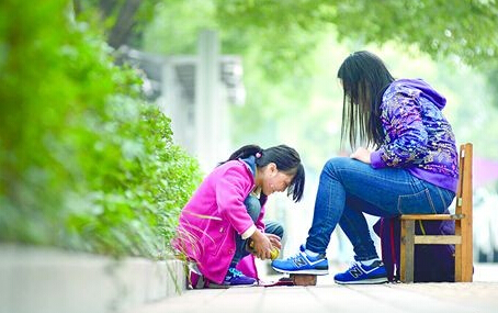 坚强的袖珍女孩擦鞋谋生 盼再续求学梦想