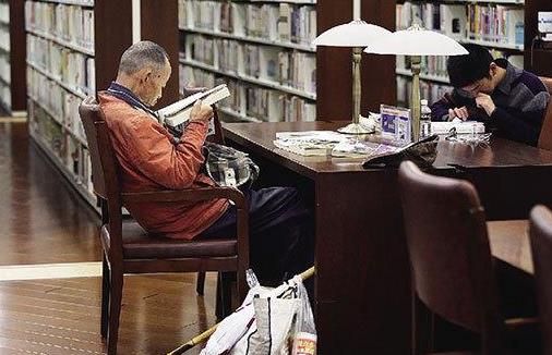 浙江流浪汉泡图书馆 借阅前自发洗手