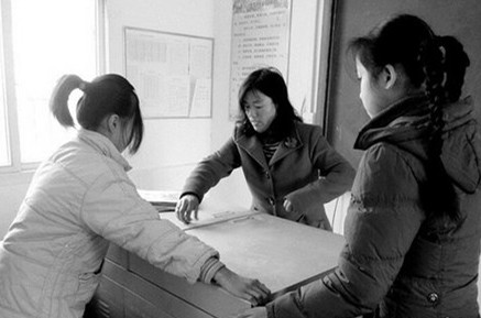 女教师偏瘫不下讲台 每天上课需走1小时