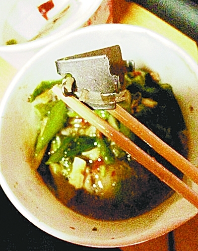 学校食堂饭菜内惊现半把锁头 自嘲“可以补铁”