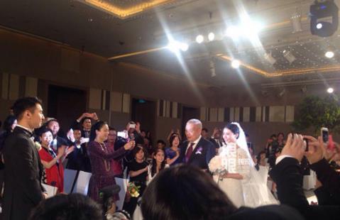 高圆圆身披婚纱造型曝光