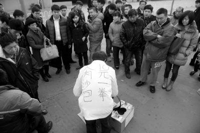 为救儿父亲甘愿当街做起人肉沙包