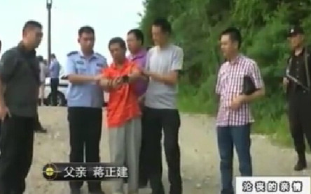 男子当盲父面猥亵母亲 被父亲爆头打死
