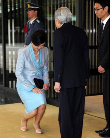 2012年4月20日，东京，日本天皇在皇宫会见泰国前总理英拉。