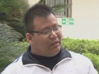 江西一父亲背瘫痪儿上学