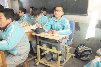 一脑瘫儿几经曲折终读书 常站着听课
