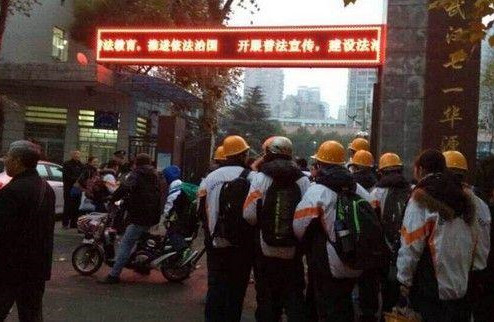 武汉一教学楼晃动 学生上学需戴安全帽