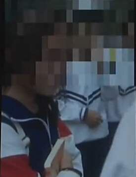广东2名女生遭十余名同学排队扇耳光