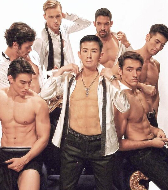 吴君如变肌肉型男