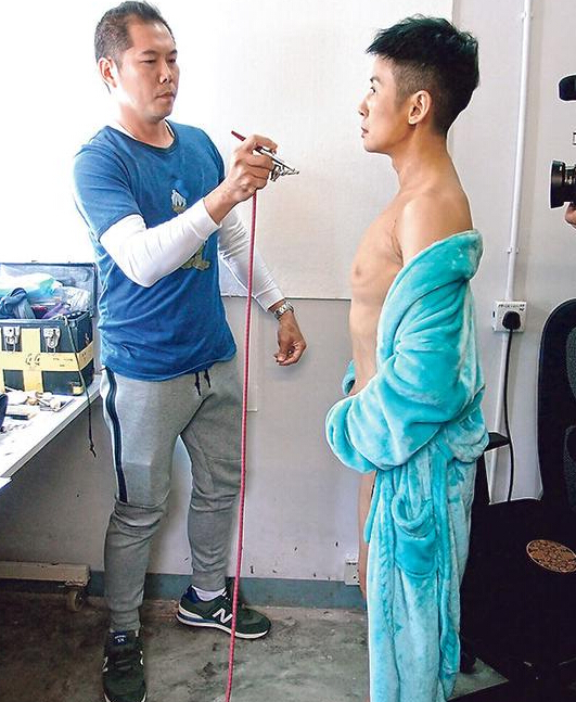 吴君如变肌肉型男