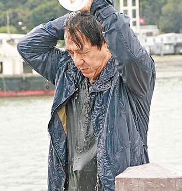 成龙拍戏受伤不能动弹