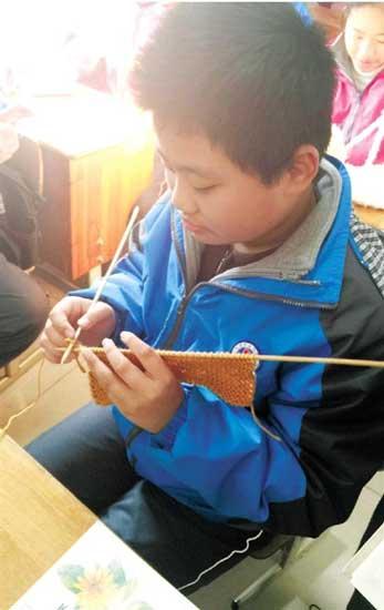 奇葩学校要男生织毛衣