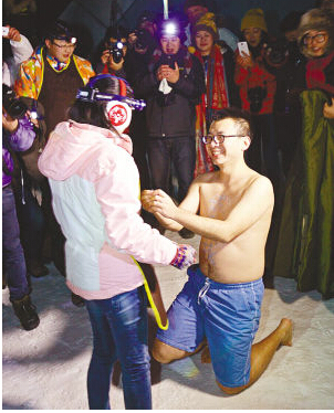男子雪地半裸求婚