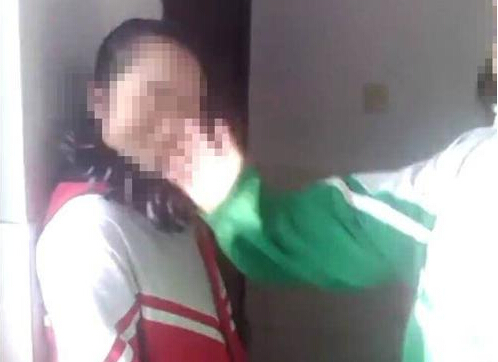 初中女生遭同学轮番掌掴