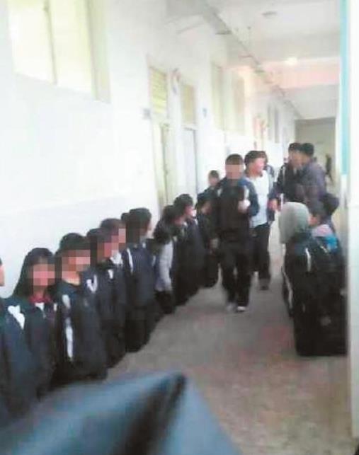 云南中学生集体下跪：系游戏输家自愿受罚