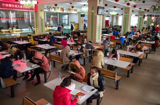 河南师大自习室紧张 食堂里响起琅琅读书声