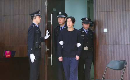 没穿囚服没剃头？解析房祖名案疑点