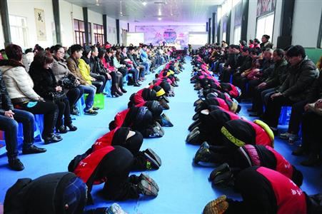 上海一学校800学生跪拜父母