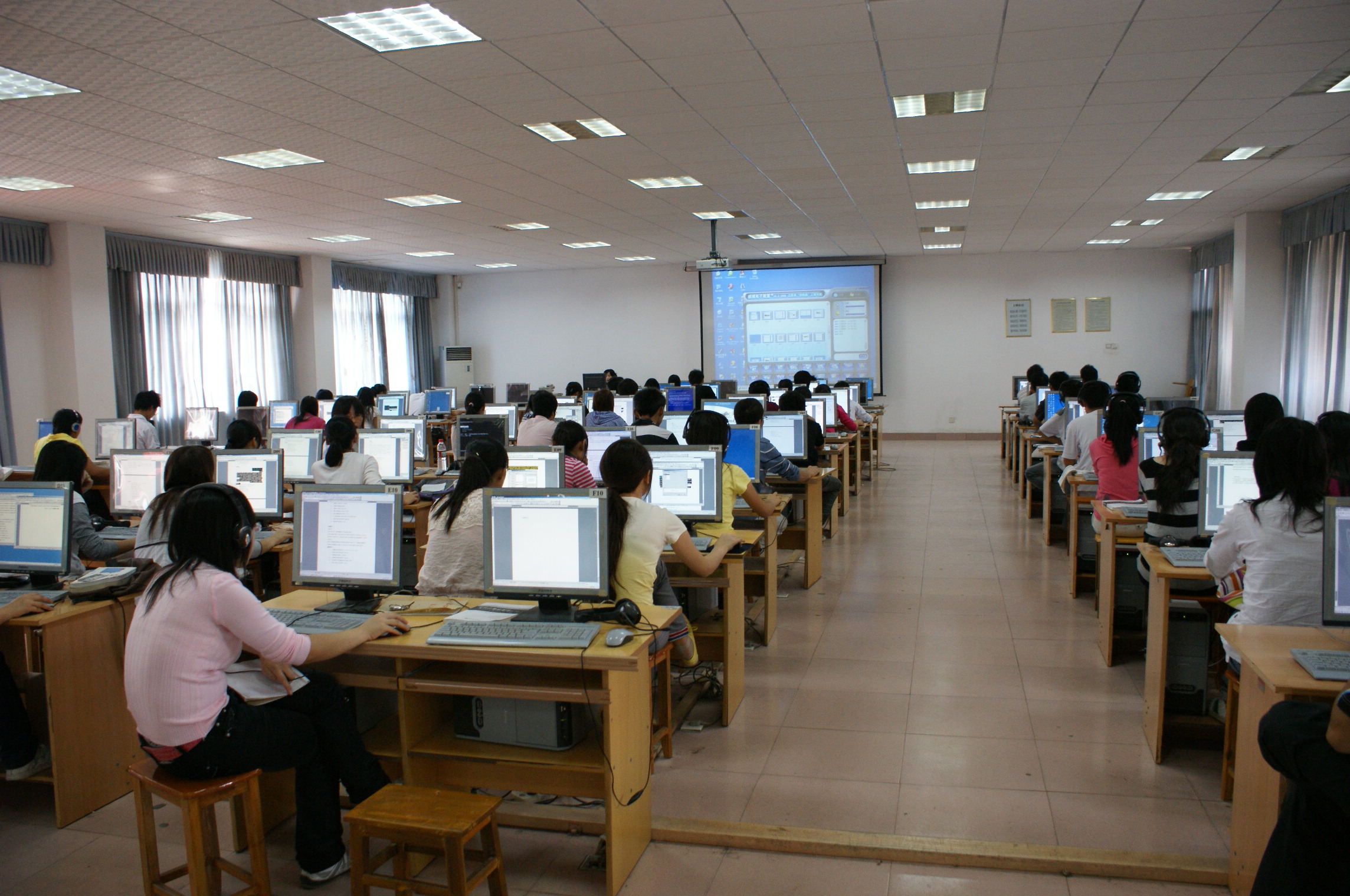 学生损坏机房键盘遭记大过