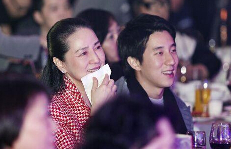 林凤娇为房祖名祈福
