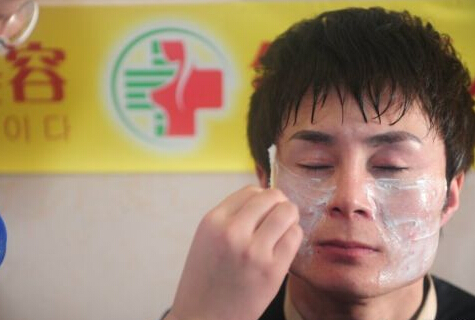 男子整容成雷锋