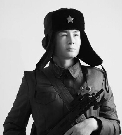 男子整容成雷锋
