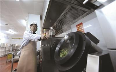南京学校食堂机器人大厨试岗一学期