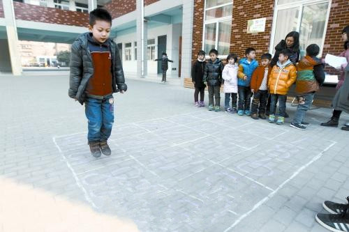 郑州一小学期末无试卷考试 衣服叠得好就加分