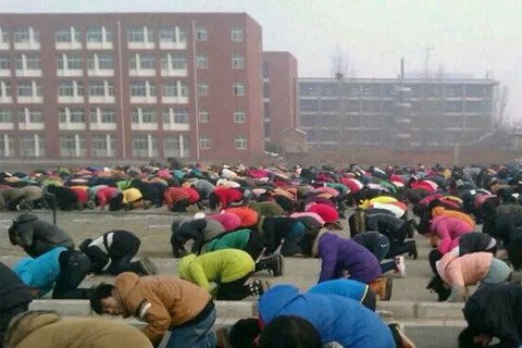河南中学要求学生跪拜孔子 早5点组织诵经