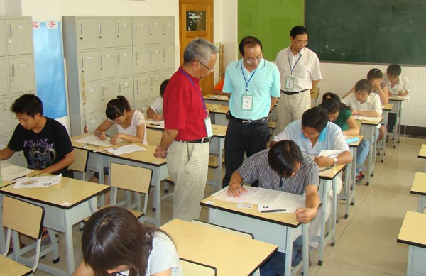 江苏一中学老师和学生同场考试 老师摔笔离场