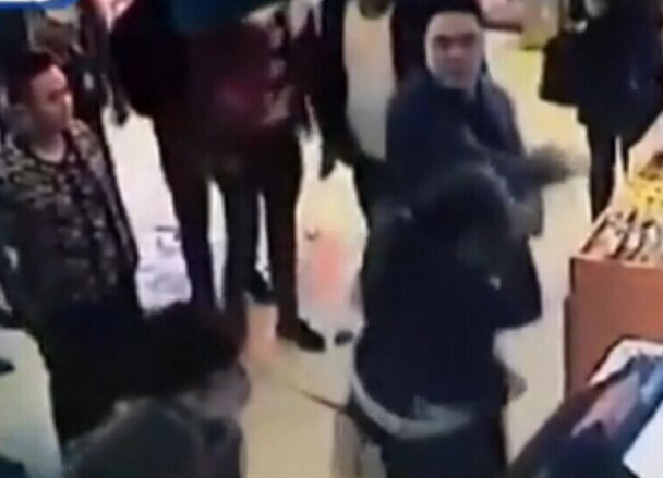 1女子被4壮汉围殴 因高校女教师插队不成