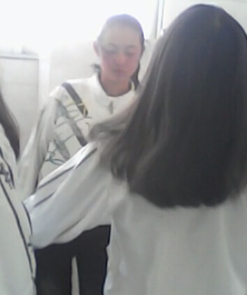 两女中学生殴打同学 轮扇50多个耳光